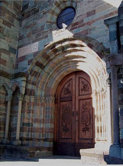 Il_portale_romanico_di_ingresso_alla_chiesa_-_panoramio
